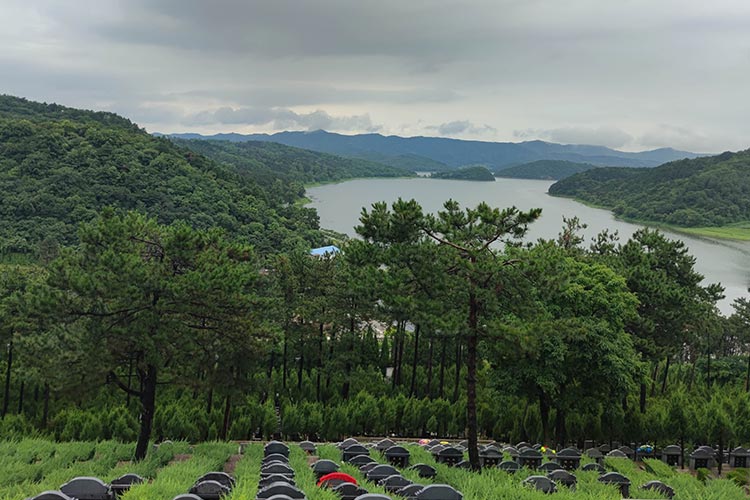 鐵嶺墓園公墓：綠水繚繞，蒼翠環(huán)抱！