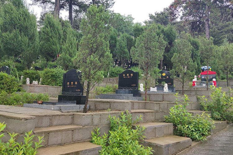 在鐵嶺墓園公墓代祭代祭過程中，大河貝生態息園墓地管理員將以代祭者的身份代替逝者家屬進行祭奠